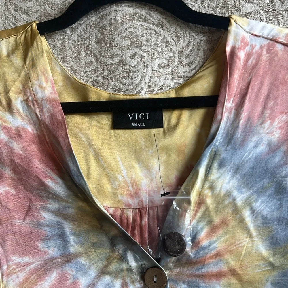 Beautiful top - Picture 3 of 5